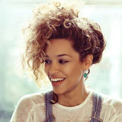 歌手 Izzy Bizu