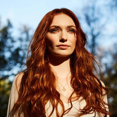 歌手 Eleanor Tomlinson