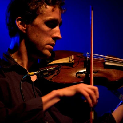 歌手 Colm Mac Con Iomaire